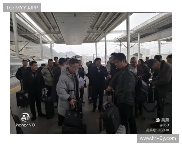 围绕身穿黑色足球打底衫的男童展开的生动励志成长故事旅程纪实篇