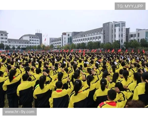 新安中学足球社团奋勇拼搏展青春风采共筑校园体育梦想